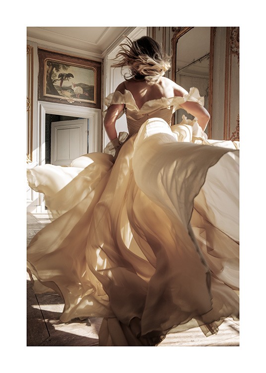  – Fotografie einer Frau, die in einem beigefarbenen Kleid eilig durch einen Saal läuft, im Hintergrund ein Gemälde und Spiegel