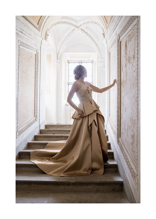  – Fotografie einer Frau in einem goldenen und beige Kleid, die auf einer barocken Treppe steht