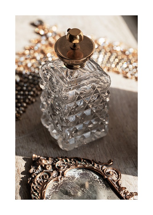  – Fotografie einer Retro-Flasche aus Glas mit einem goldenen Deckel, im Vordergrund ein Vintage-Spiegel