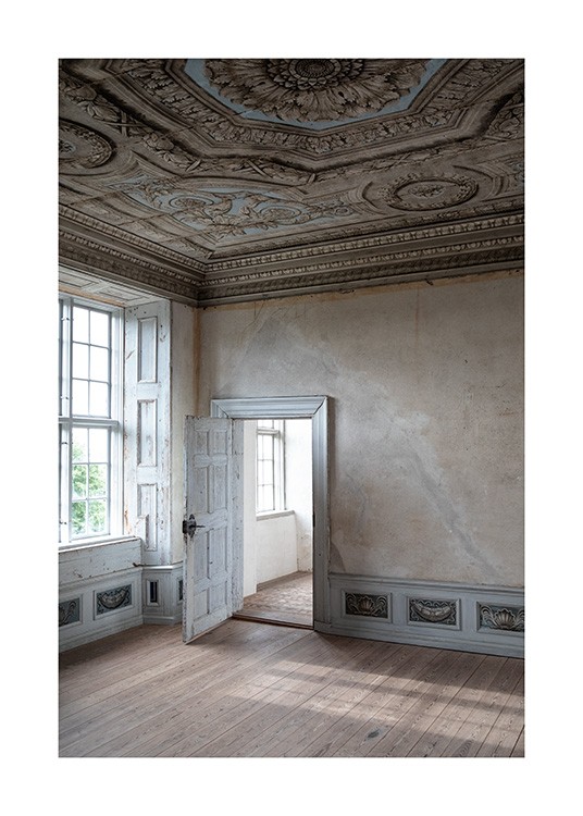  – Fotografie eines barocken Saals mit beigen Wänden und einer weißen, offenen Tür