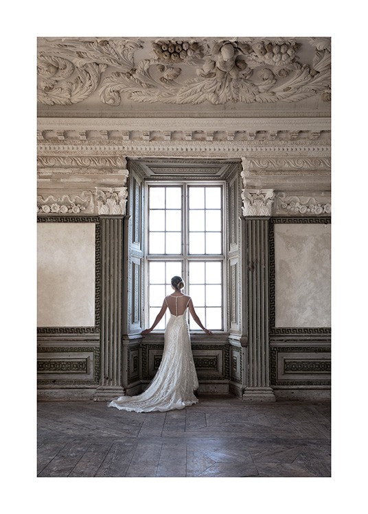  – Fotografie einer Frau, die in einem weißen Kleid vor einem Fenster steht