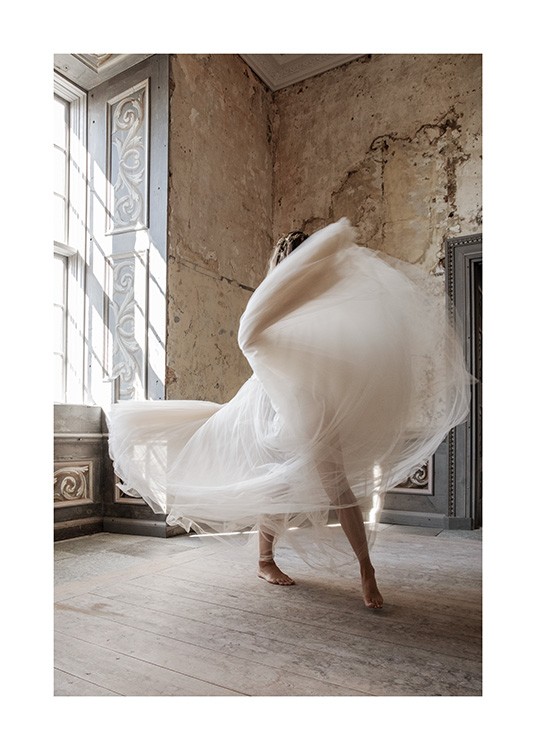  – Fotografie einer Frau, die einen weißen Tüllrock trägt und in einem Barockzimmer tanzt