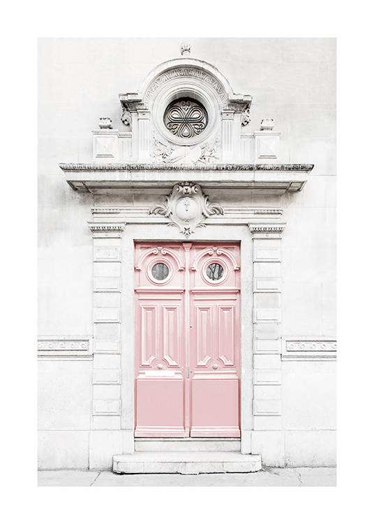  – Fotografie eines hellgrauen Gebäudes mit rosa Tür, umgeben von Barockdetails