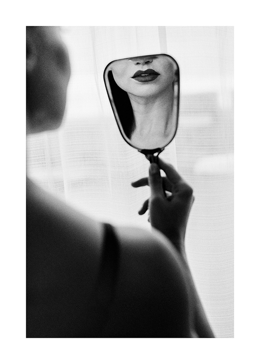  – Schwarz-weiß-Fotografie einer Frau, die sich selbst mit dunklem Lippenstift in einem kleinen Spiegel ansieht