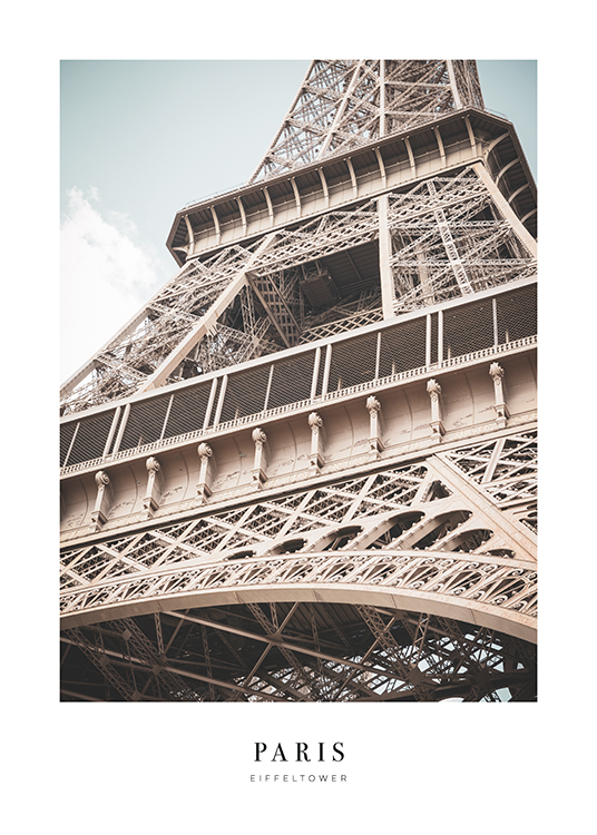 – Fotografie mit der Nahaufnahme des Eiffelturms von unten mit Text darunter