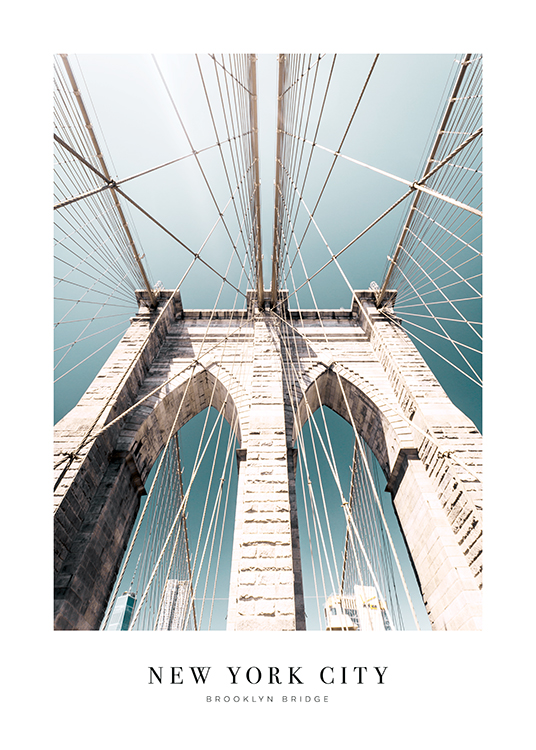  – Fotografie der Brooklyn Bridge von unten gesehen vor einem blauen Himmel mit Text darunter