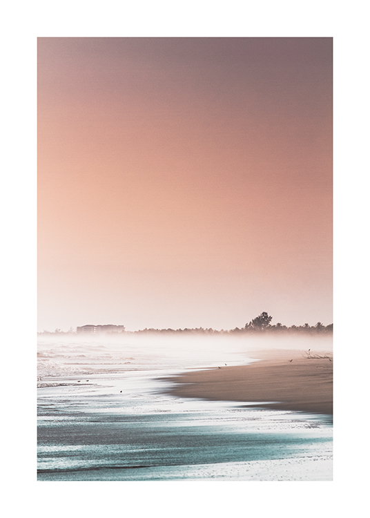  – Fotografie eines Sonnenuntergangs am Strand, mit einem rosa Himmel hinter Wellen, die am Strand aufschlagen