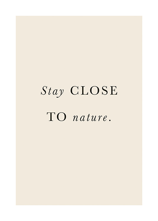  – Text „Stay close to nature.“ in Schwarz auf beigem Hintergrund
