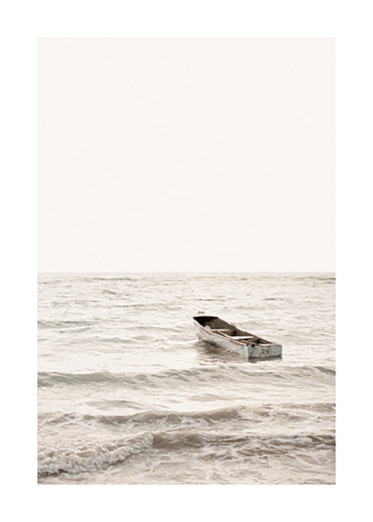  – Fotografie von einem Boot, das auf den Wellen liegt, mit hellgrauem Himmel im Hintergrund