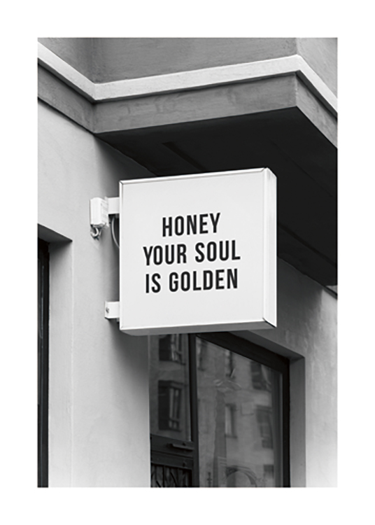  – Schwarz-weiß-Fotografie eines Ladenschildes mit dem Text „Honey your soul is golden“