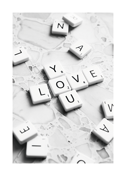  – Fotografie von Scrabble-Buchstaben auf einem Terrazzo-Hintergrund, die die Worte „Love You“ bilden