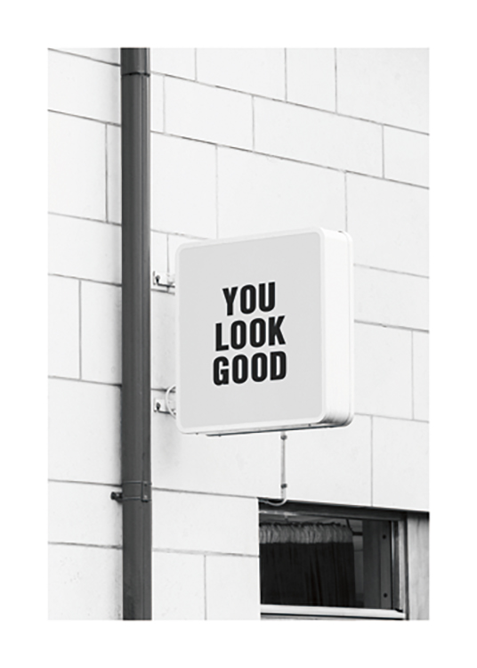  – Schwarz-weiß-Fotografie eines Ladenschildes mit der Aufschrift „You look good“