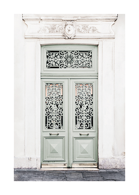  – Fotografie eines antiken Gebäudes mit einer grünen Tür mit geschnitzten Details in den Öffnungen