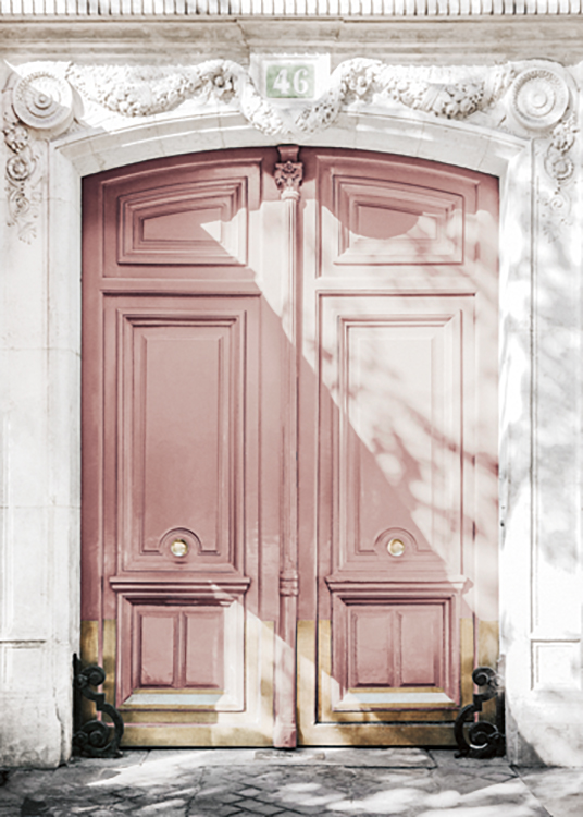  – Fotografie einer großen Tür in Rosa mit goldenen Details in einem weißen Gebäude mit Schnitzereien
