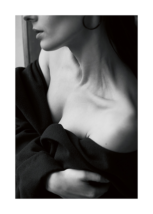  – Schwarz-weiß-Fotografie einer Frau mit freier Nacken – und Schulterpartie