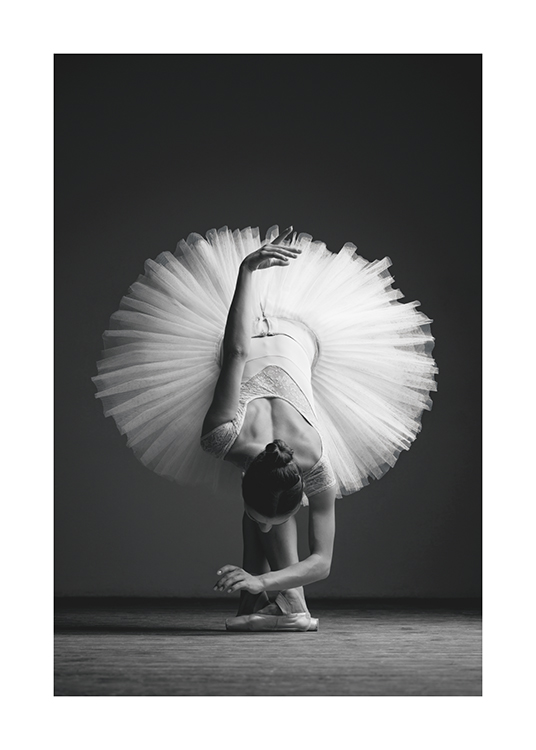  – Schwarz-weiß-Fotografie einer Ballerina, die sich in einem Tüllrock nach vorne beugt