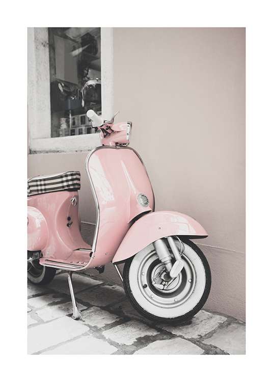  – Fotografie eines Oldtimer-Motorrollers in Rosa, der vor einem beigen Gebäude steht