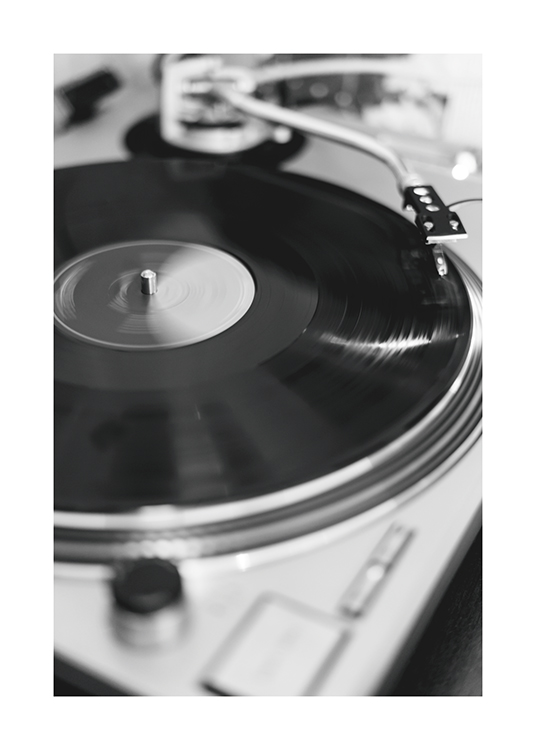  – Schwarz-weiß-Fotografie mit einem Plattenspieler und einer Schallplatte