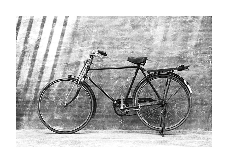  – Schwarz-weiß-Fotografie eines alten Oldtimer-Fahrrads, das vor einer Mauer steht
