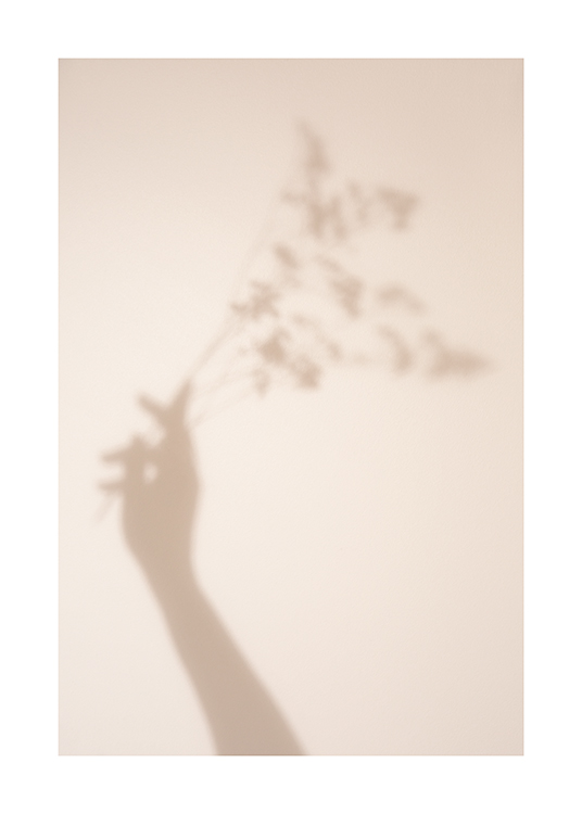  – Fotografie des Schattens einer Hand und Blumen vor einem hellbeigen Hintergrund