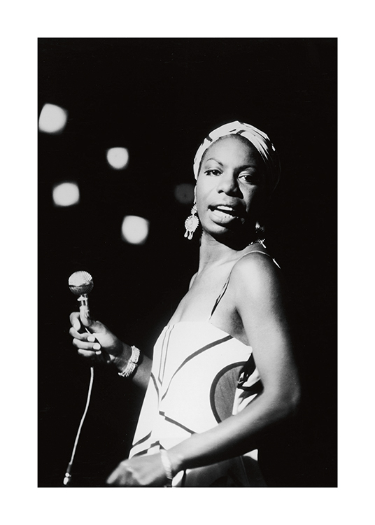  – Schwarz-Weiß-Fotografie von Nina Simone mit einem Mikrofon