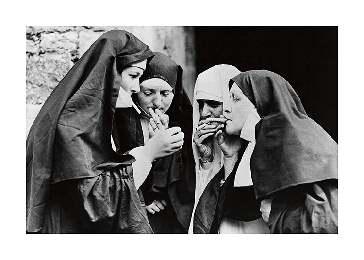  – Schwarz-Weiß-Fotografie von Nonnen, die in einer Gruppe stehen und rauchen