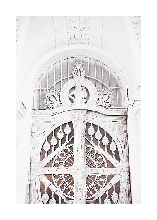  – Fotografie einer Tür in Weiß mit detaillierten Schnitzereien