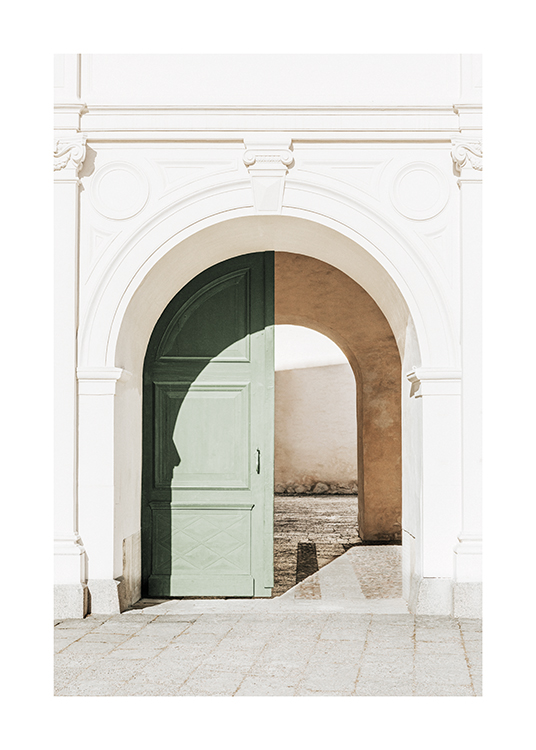  – Fotografie einer grünen Bogentür in einem weißen Gebäude mit Stuckarbeiten