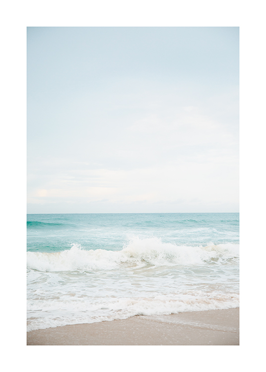  – Fotografie, die Meeresschaum und ein türkisfarbenes Meer mit einem hellblauen Himmel im Hintergrund zeigt