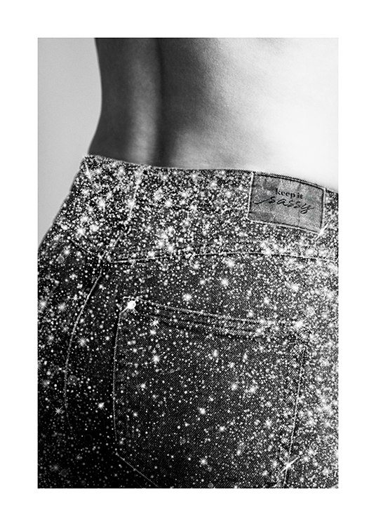  – Schwarz-weiß-Fotografie, die die Rückseite einer glitzernden Jeans zeigt