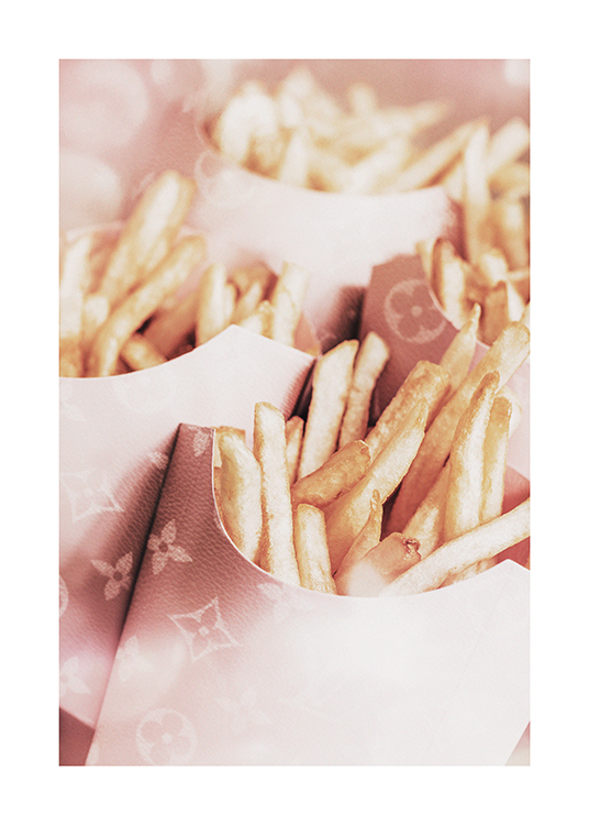  – Fotografie von Pommes frites in rosa Louis Vuitton-Boxen