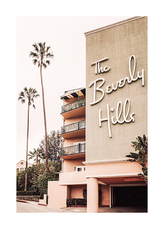  – Fotografie eines Hotelgebäudes mit dem Schild „The Beverly Hills“ und Palmen im Hintergrund