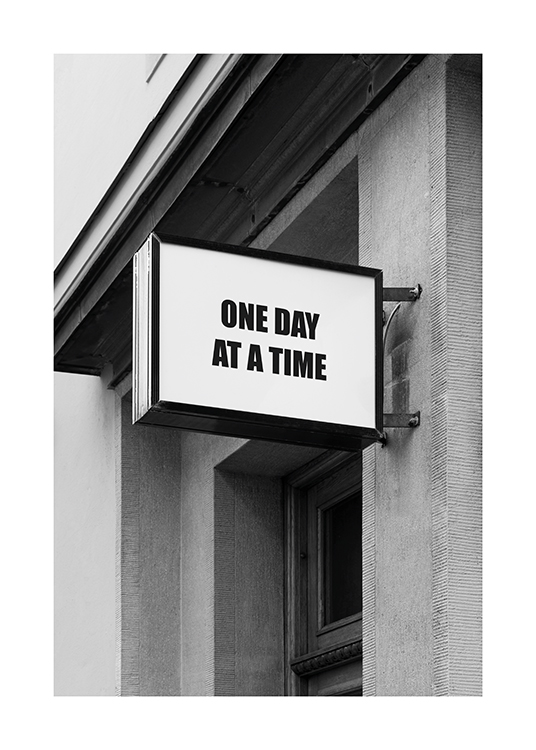  – Schwarz-weiß-Fotografie eines Schilds an einem Gebäude