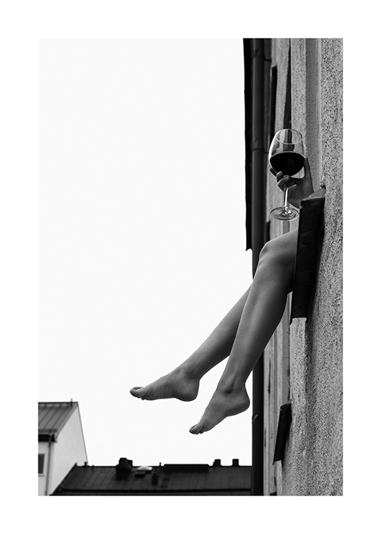  – Schwarz-weiß-Fotografie von einem Fenster, aus dem ein Beinpaar baumelt und eine Hand mit einem Weinglas ragt