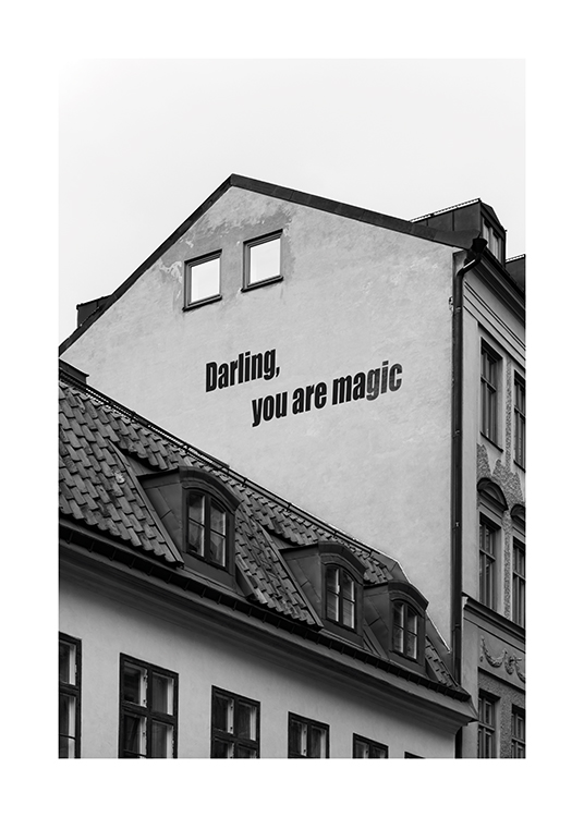  – Schwarz-weiß-Fotografie eines Gebäudes mit Text an der Seitenwand
