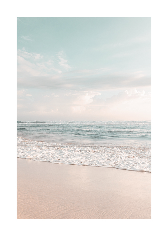  – Fotografie eines hellblauen Meers mit Strand im Vordergrund und einem hellblauen Himmel im Hintergrund