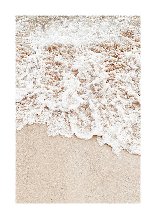  – Fotografie von Meeresschaum, der auf beigefarbenen Sand auftrifft