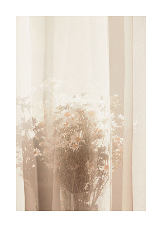  – Fotografie eines Tüllgardine vor einem Strauß Gänseblümchen