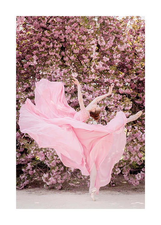  – Fotografie einer Ballerina in einem rosa Kleid in einer Tanzpose vor einem rosa Blütenmeer