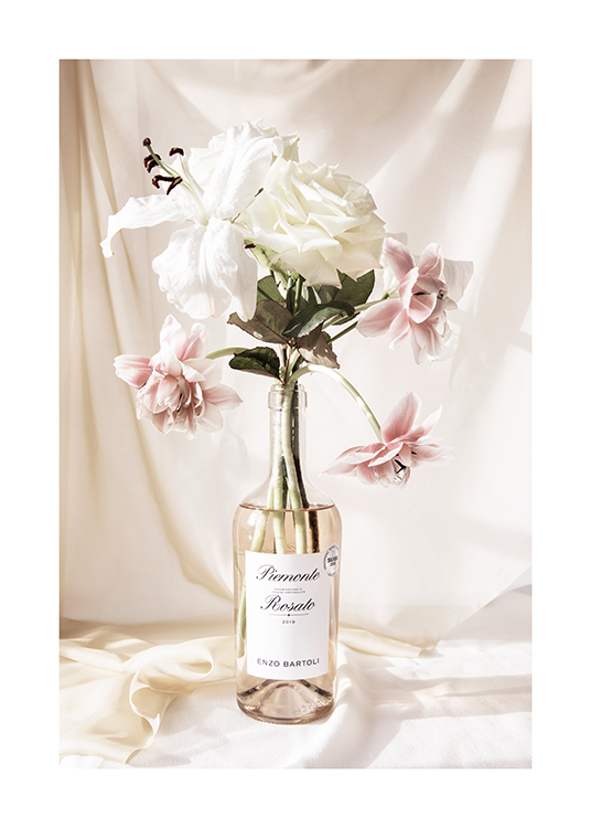  – Fotografie eines Blumenstraußes mit rosa und weißen Blumen in einer Flasche Rosé