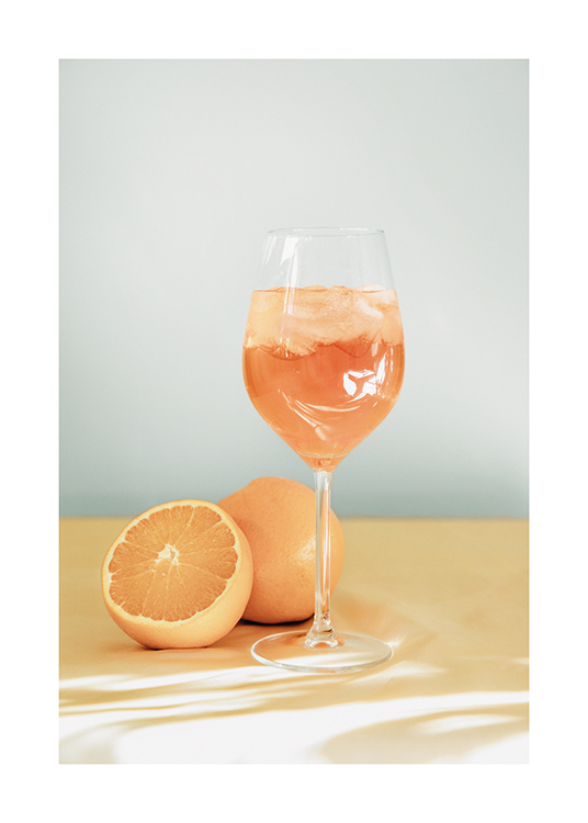  – Fotografie von Aperol Spritz in einem Weinglas, daneben Orangen
