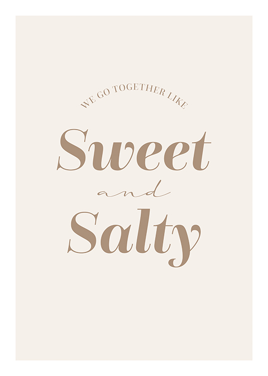  – Text „We go together like sweet and salty“ in Graubeige auf hellbeigem Hintergrund