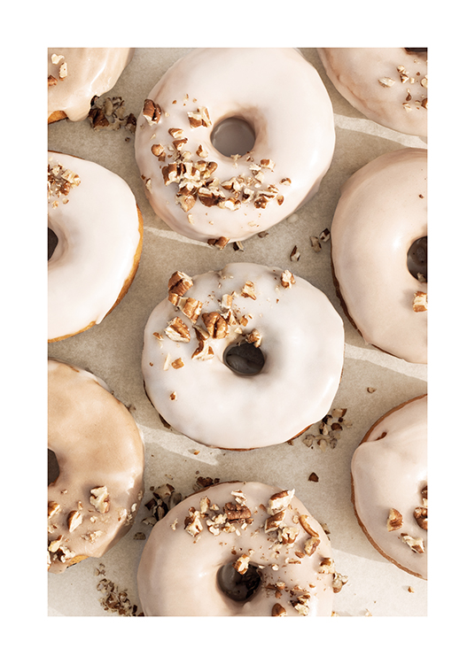  – Fotografie von Donuts mit beiger und weißer Glasur und gehackten Nüssen