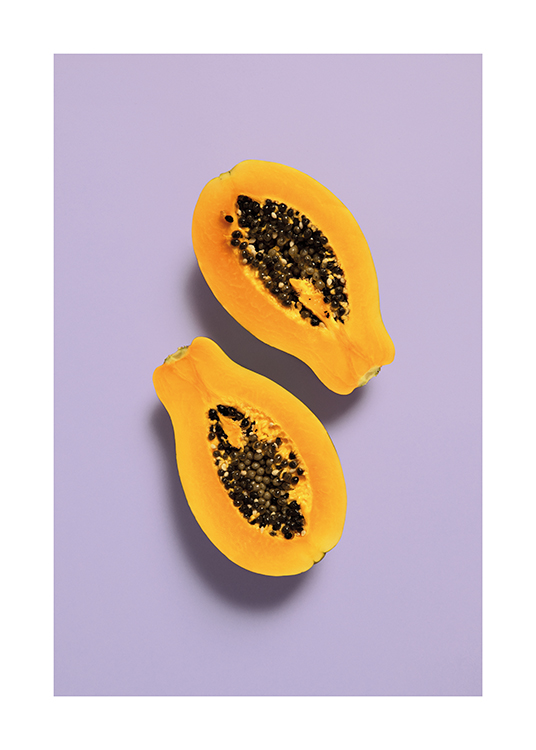  – Bild einer frisch geschnittenen Papaya auf zartlila Hintergrund