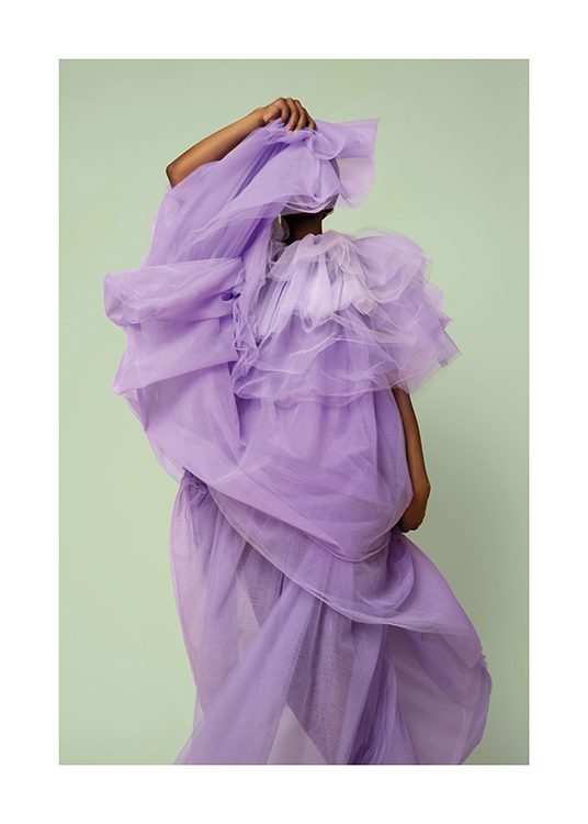  – Eine Frau in einem fließenden lila Kleid bewegt sich zur Musik