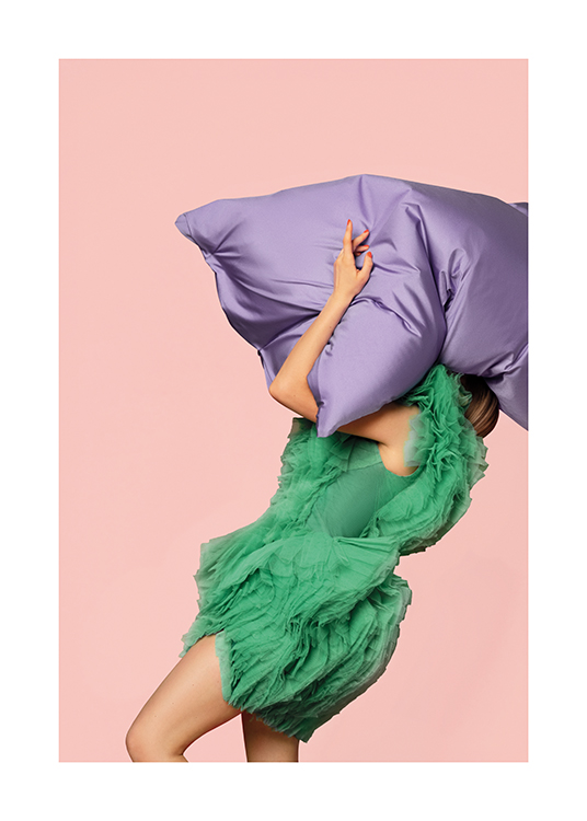  – Bild einer Frau in einem grünen Tüllkleid, die ein riesiges Kissen trägt