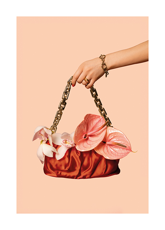  – Eine Frau hält eine mit Blumen geschmückte Handtasche