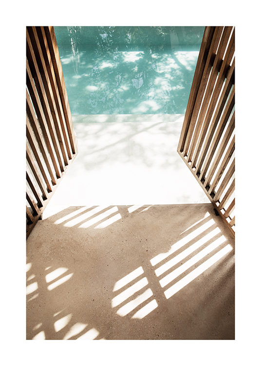 – Fotografie einer hölzernen, offenen Tür mit einem Pool im Hintergrund