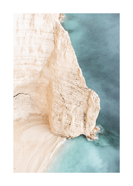  – Fotografie einer beigefarbenen, mächtigen Klippe am Meer