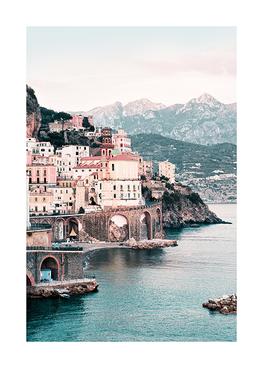  – Fotografie von Amalfi, mit Gebäuden und Häusern am Meer, im Hintergrund Berge